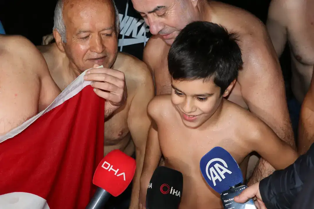 Antalya’da 2026 Yılını Denizde Karşıladılar 5